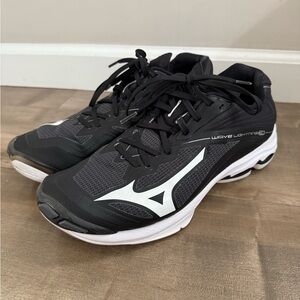 Mizuno Wave Lightning Z6 Volleyball‎ Shoes Women 10 Black White Low Top